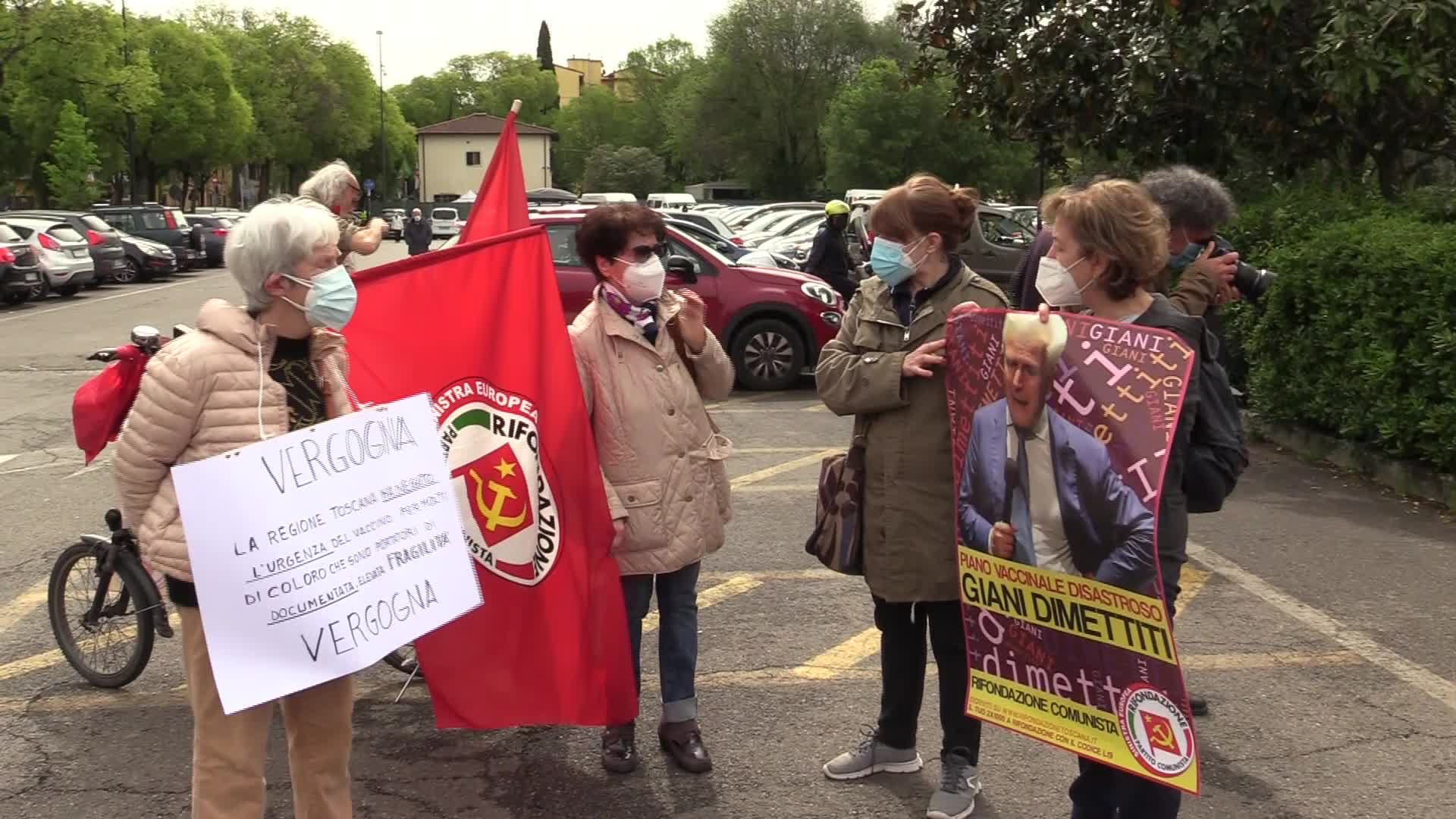 Rifondazione davanti al Mandela Forum: "I fragili, ultimi nelle vaccinazioni"