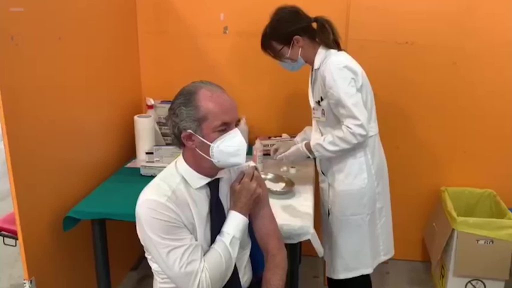 Covid, Zaia si vaccina e annuncia: "Da lunedì apriamo ai quarantenni"