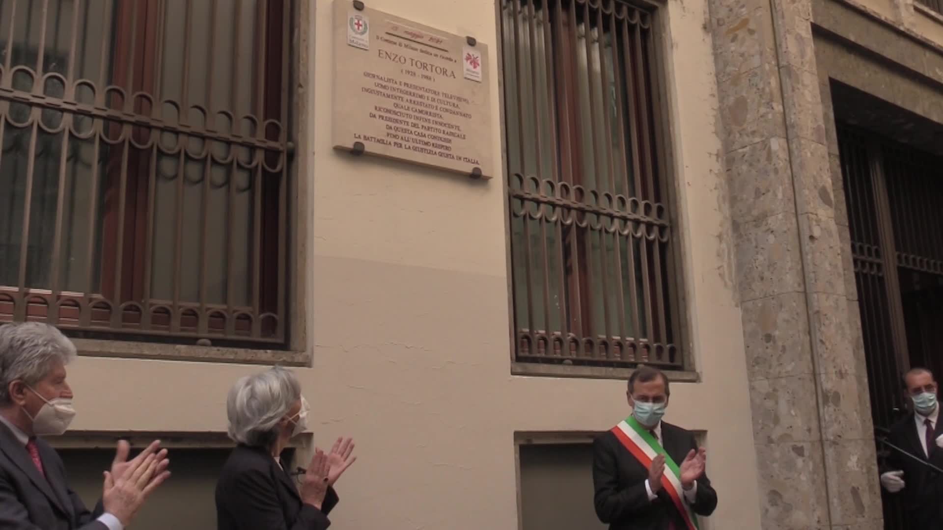 A Milano una targa commemorativa per Enzo Tortora, la moglie: "Ucciso dalla malagiustizia"