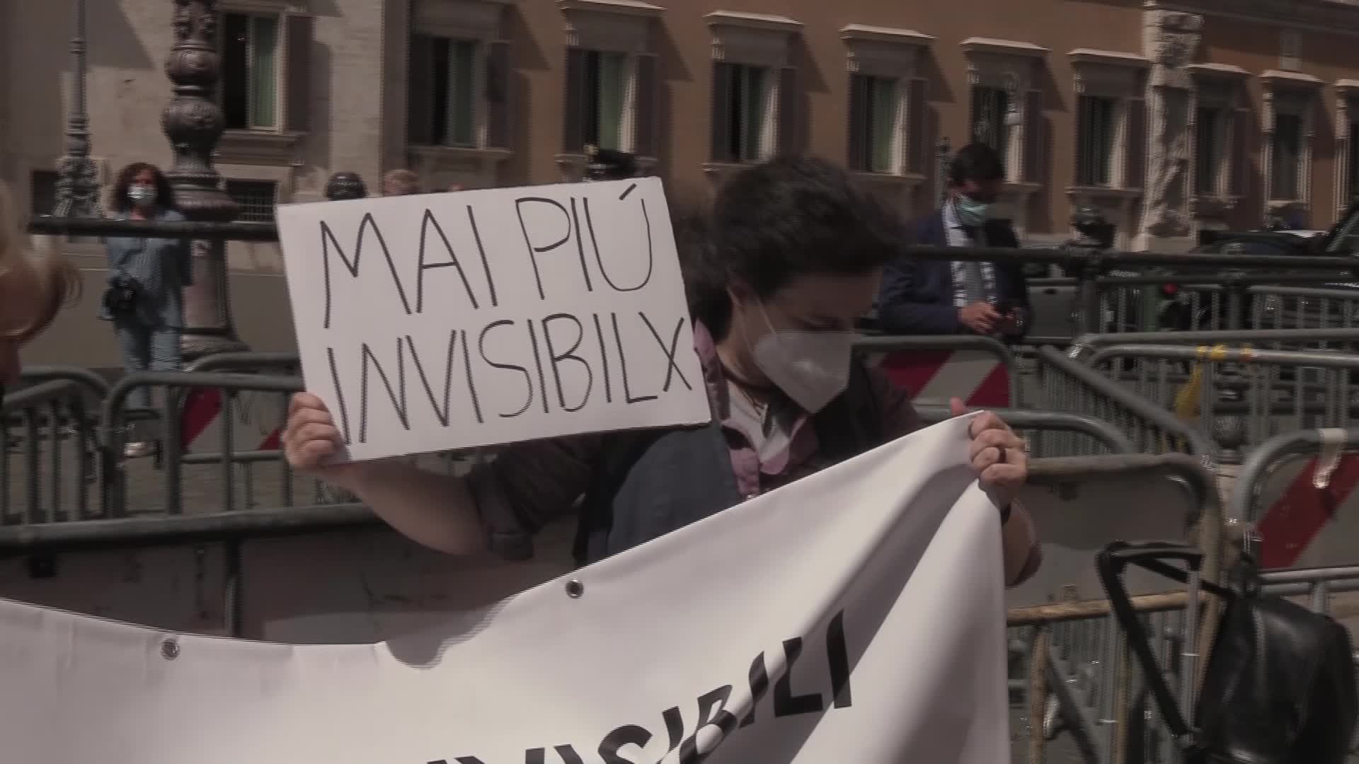 Gli 'invisibili' occupano piazza Montecitorio: "Basta caporalato"