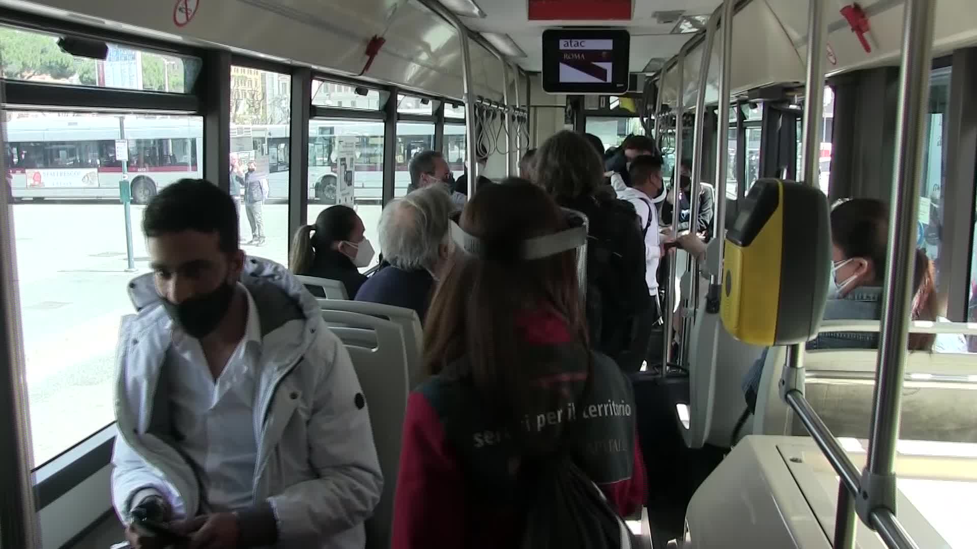 Bus, i controllori anti-Covid dividono governo e sindacati