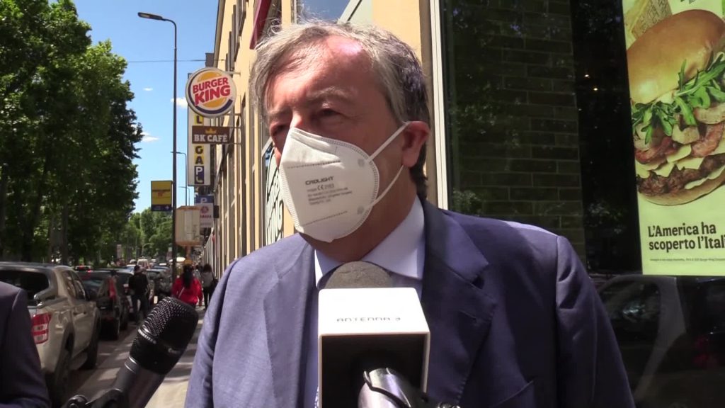 Burioni: "Vaccinati con doppia dose potrebbero non indossare la mascherina"