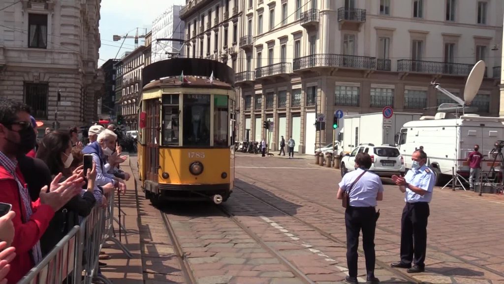 Addio a Carla Fracci, applausi e scampanellio di tram alla Scala