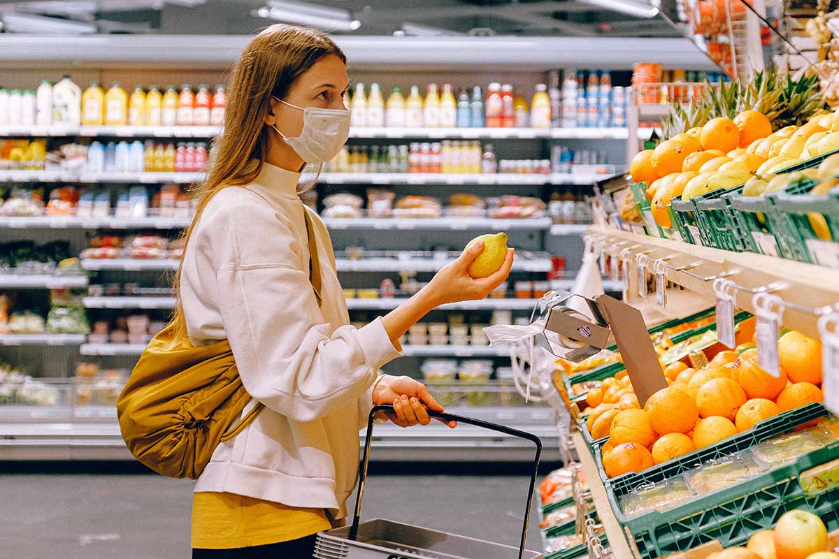 ragazza spesa supermercato