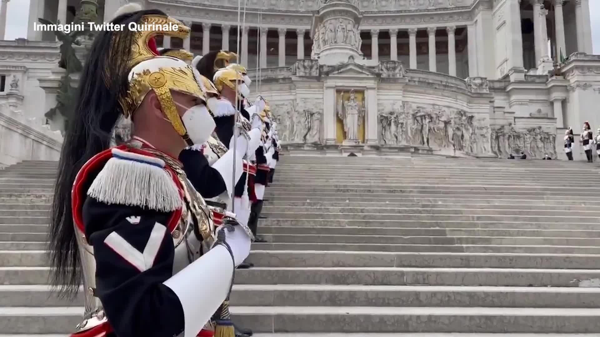 Festa della Repubblica, Mattarella depone una corona all'Altare della Patria