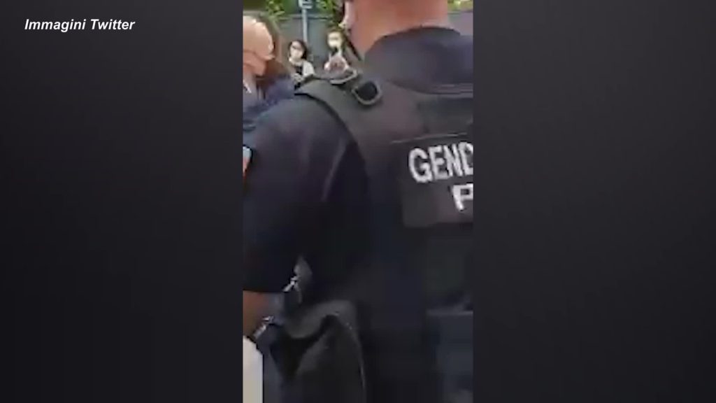Schiaffo a Macron tra la folla: il video finisce sui social. Due arresti