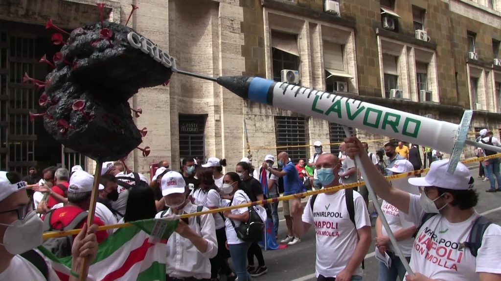 Whirlpool, protesta dei lavoratori: "Non regalare Pnrr a multinazionali"