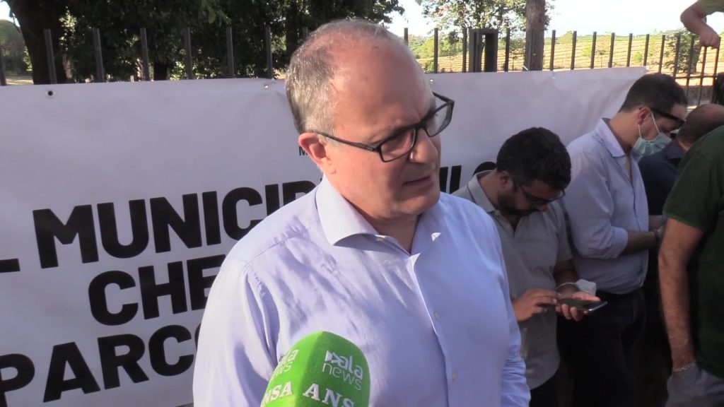 Roma, Gualtieri: "Raggi si deve dimettere, pronti alla sfiducia"