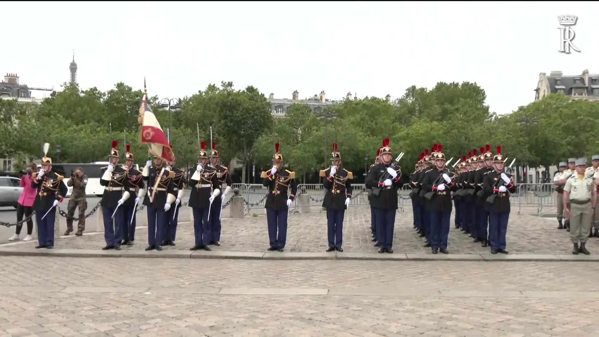 Mattarella in Francia rende omaggio al milite ignoto all'Arc de Triomphe