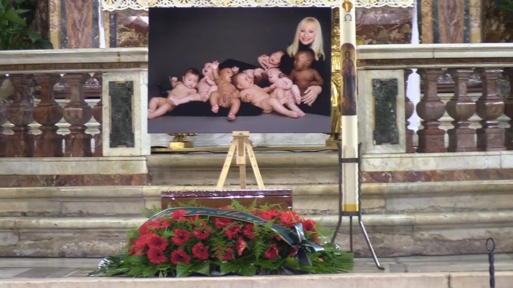 Carrà, l'arrivo del feretro nella basilica di Santa Maria in Ara Coeli