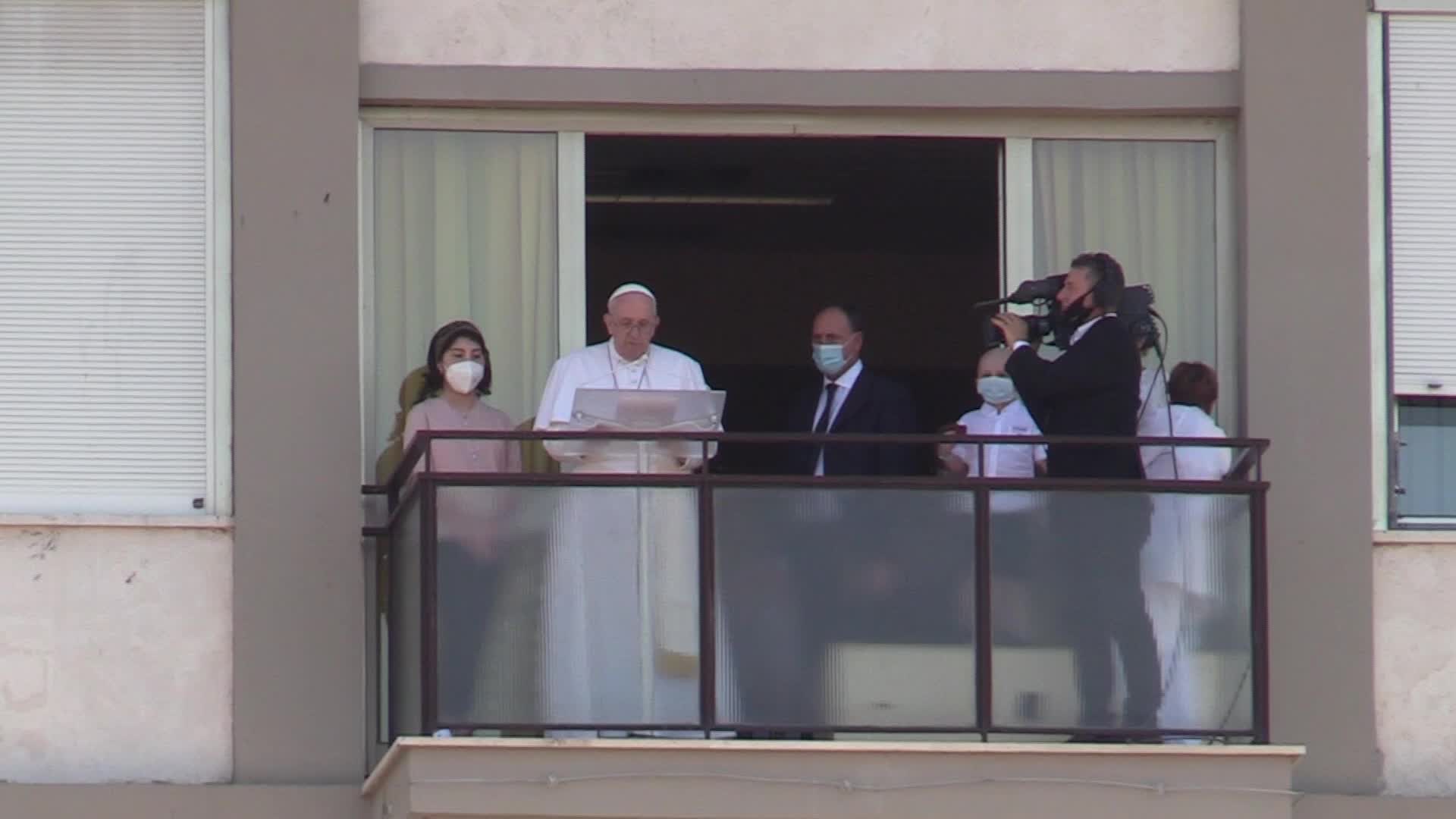 Papa Francesco all’Angelus: "Sanità accessibile a tutti bene prezioso"