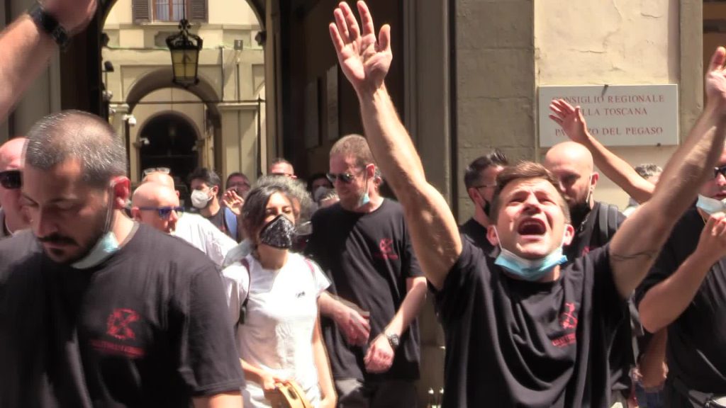 Firenze, gli operai della Gkn assediano la prefettura