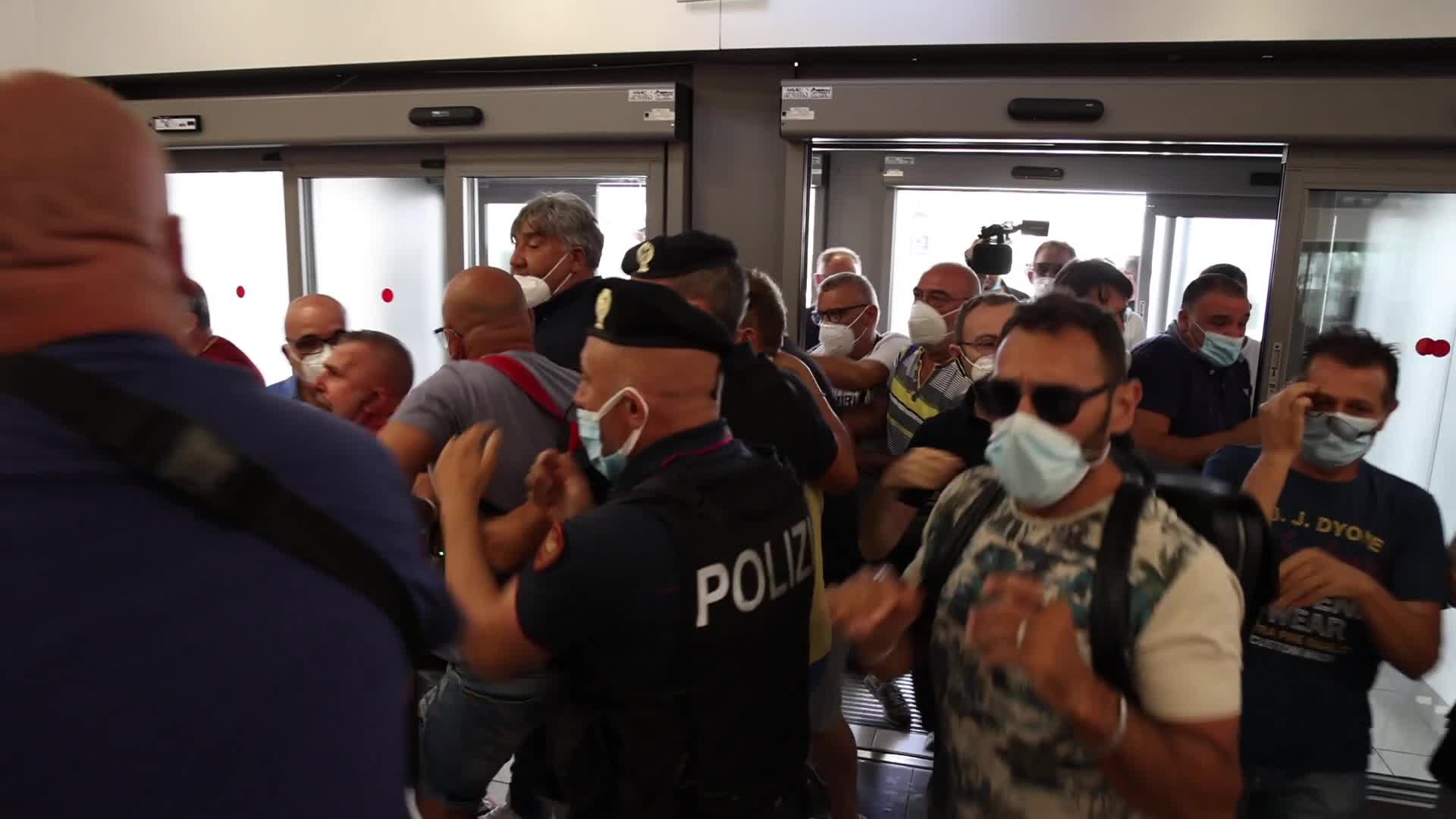 Whirlpool, la rabbia degli operai: occupato l'aeroporto di Capodichino. VIDEO