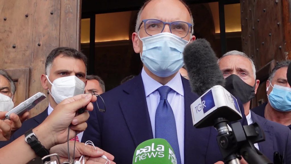 Covid, Letta: "Salvini ride e scherza sui vaccini, è irresponsabile"