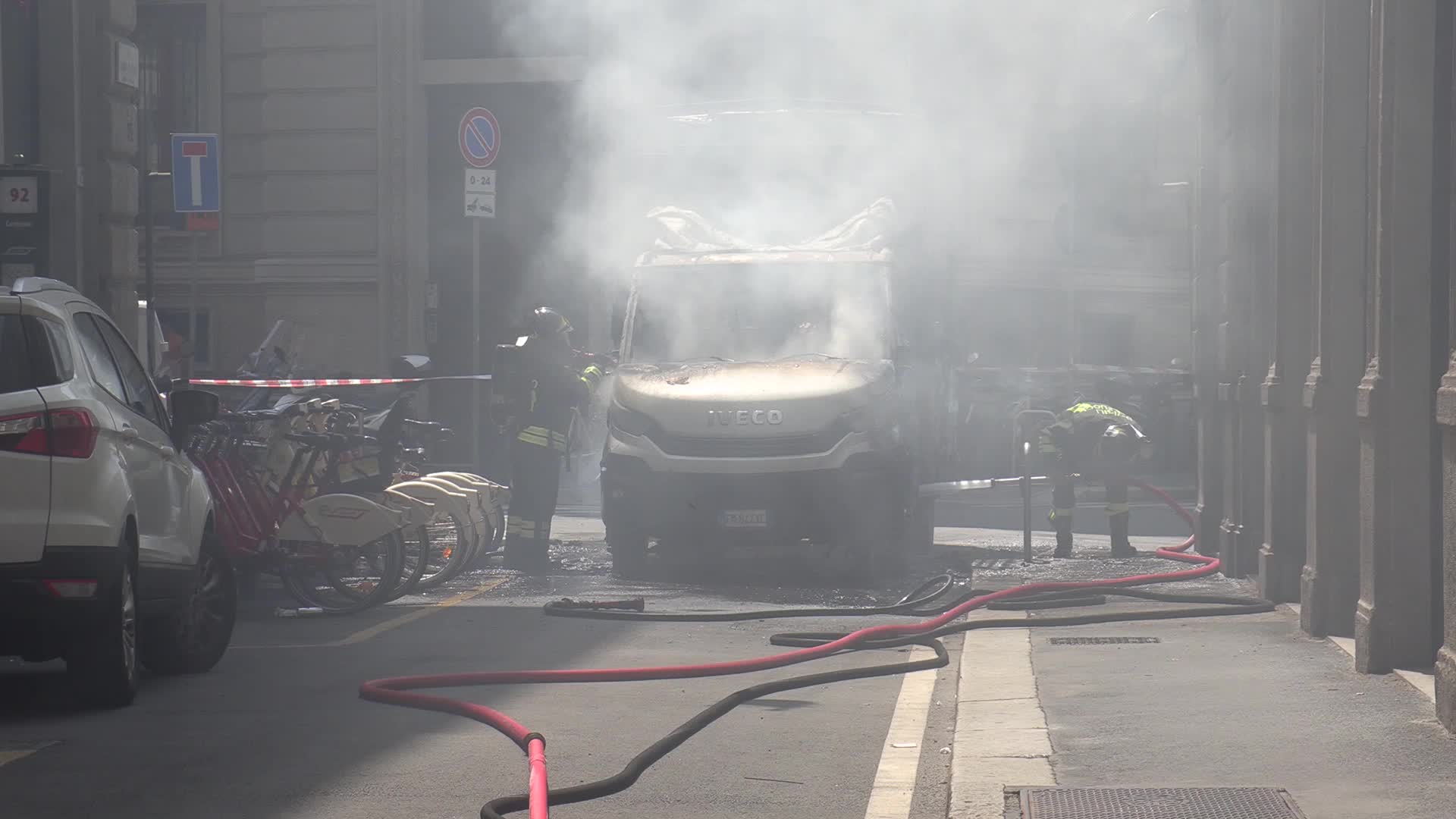 Incendio in Piazza Cordusio a Milano: furgone in fiamme