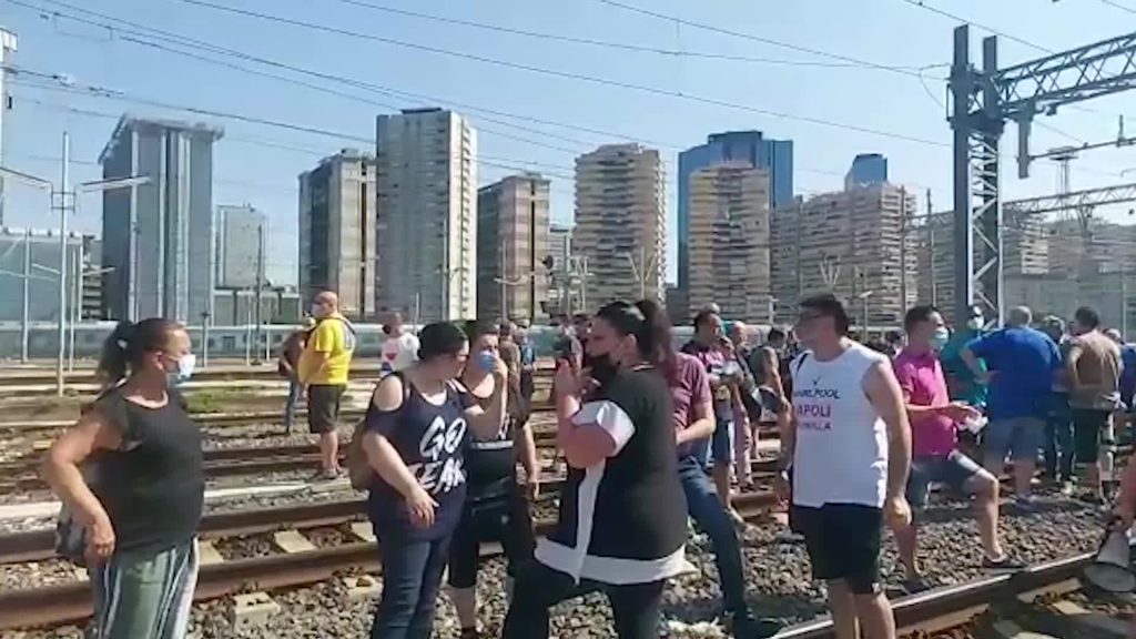 Whirlpool, i lavoratori di Napoli bloccano i binari alta velocità - VIDEO