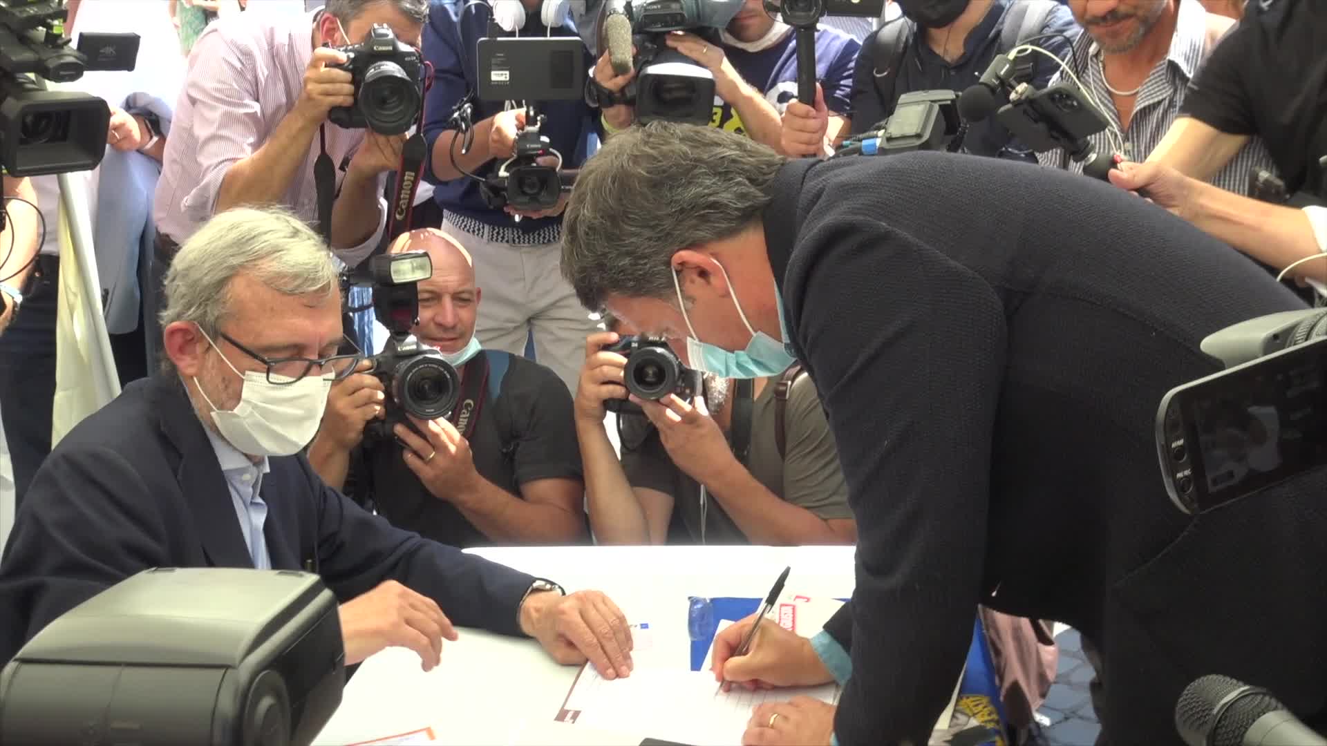 Giustizia, Renzi firma la proposta referendaria al gazebo dei Radicali