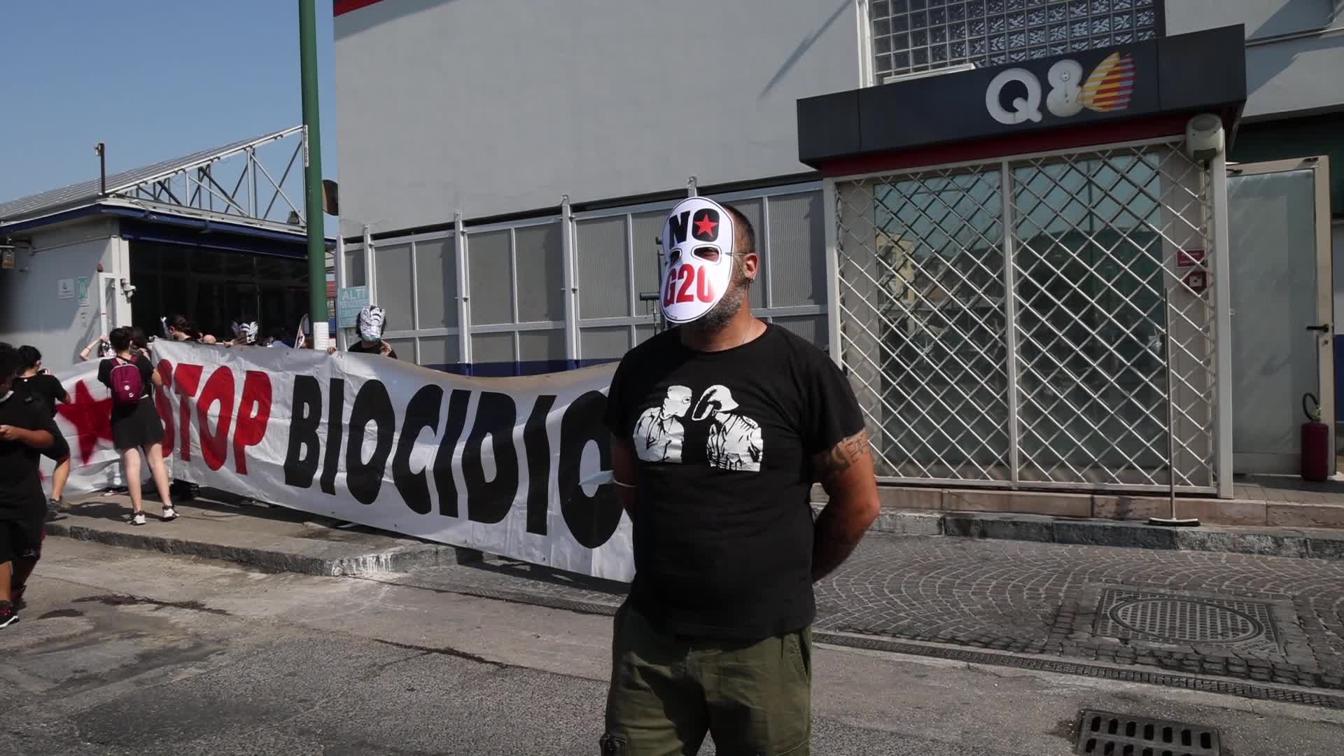 G20 Ambiente, azione di protesta contro la Q8 a Napoli - VIDEO