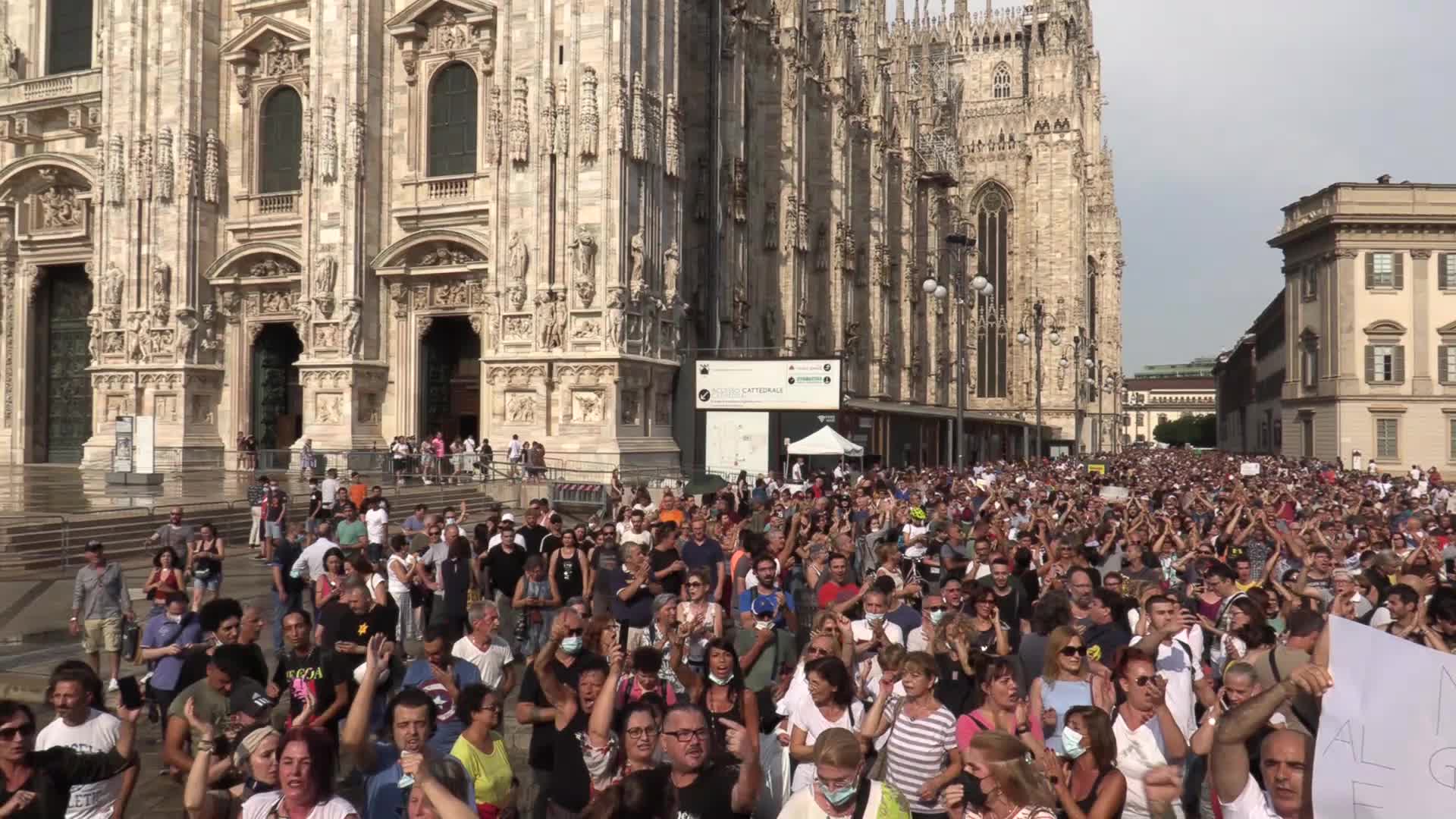 Manifestazioni in tutta Italia contro vaccini e Green pass