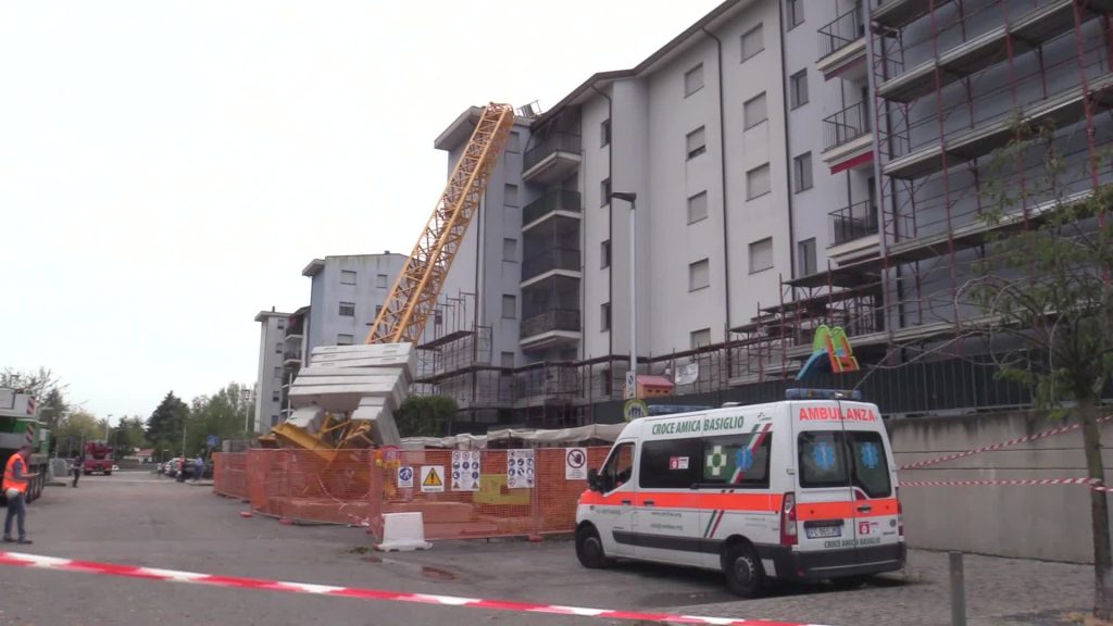 Maltempo: gru crolla nel Milanese, auto distrutte per la grandine in A1