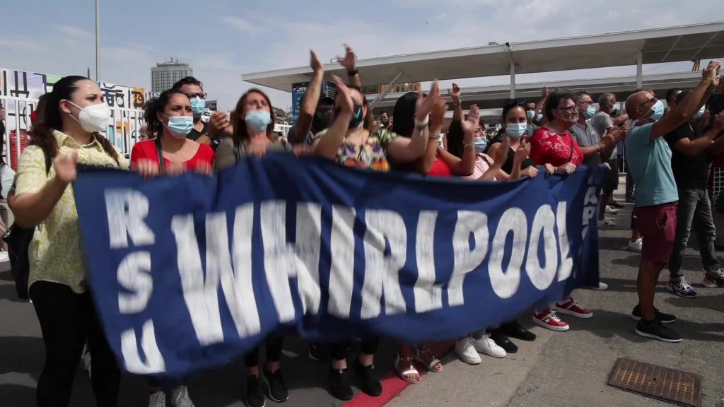 Whirlpool, gli operai bloccano il molo beverello a Napoli