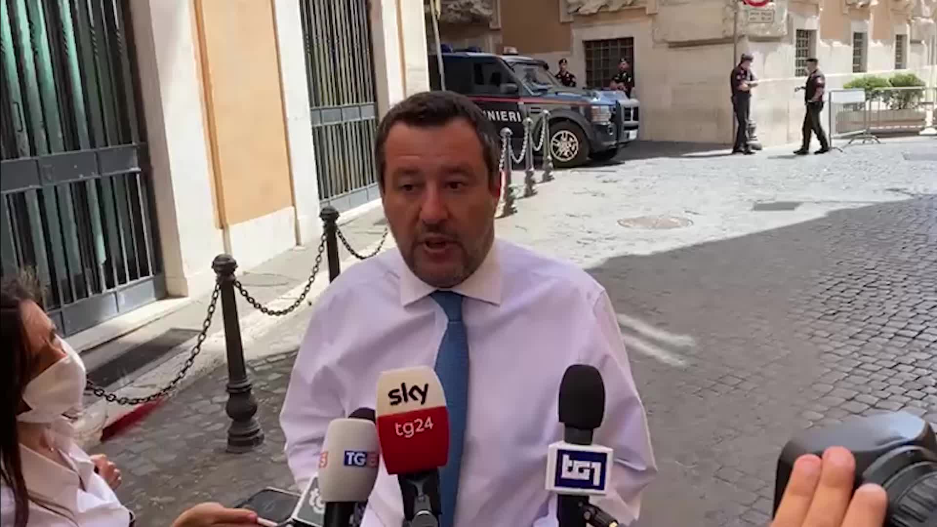 Salvini: "Vaccinare i bimbi? Nessuno può convincermi che sia utile"
