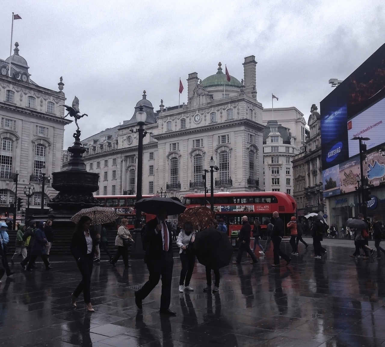 Londra, il maltempo paralizza la città: due ospedali inondati