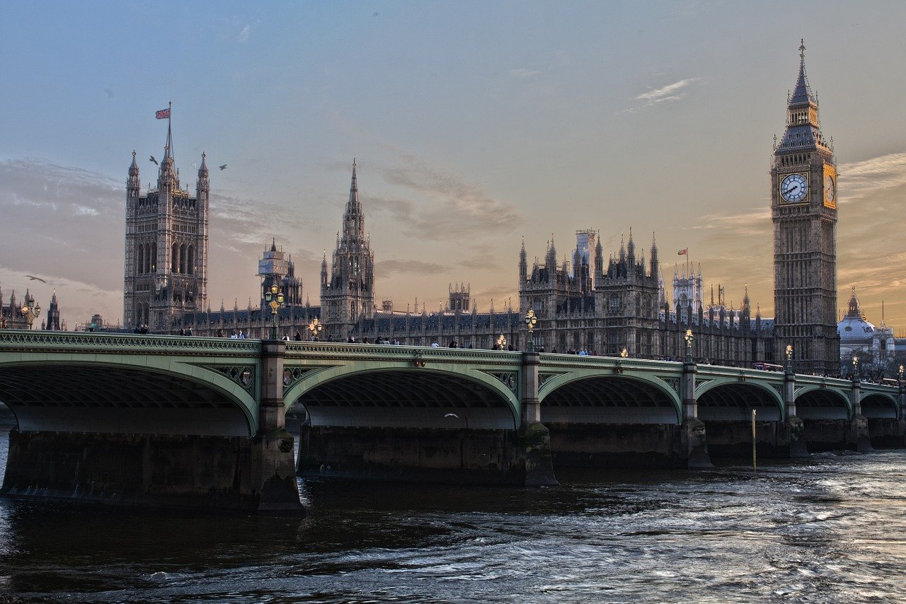 Uk, è il giorno del "Freedom Day". Gli esperti bocciano il “liberi tutti”