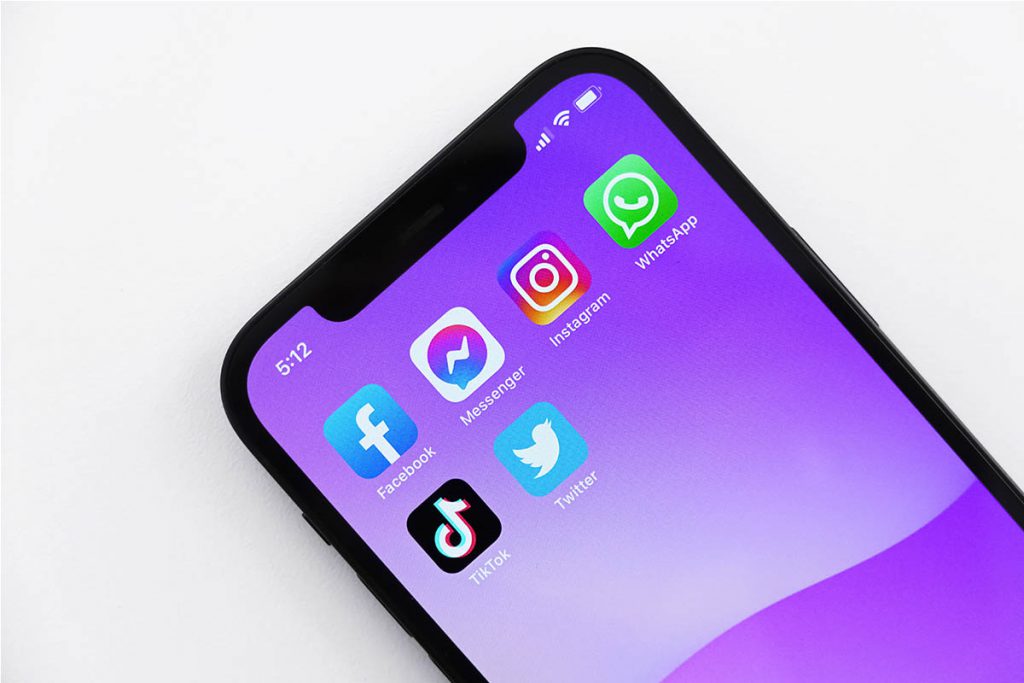 social network smartphone cellulare fake news