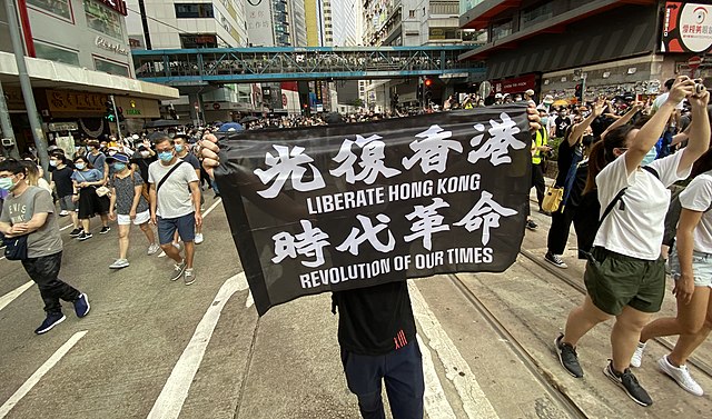 Hong Kong, prima condanna con la legge cinese: 9 anni a un cameriere