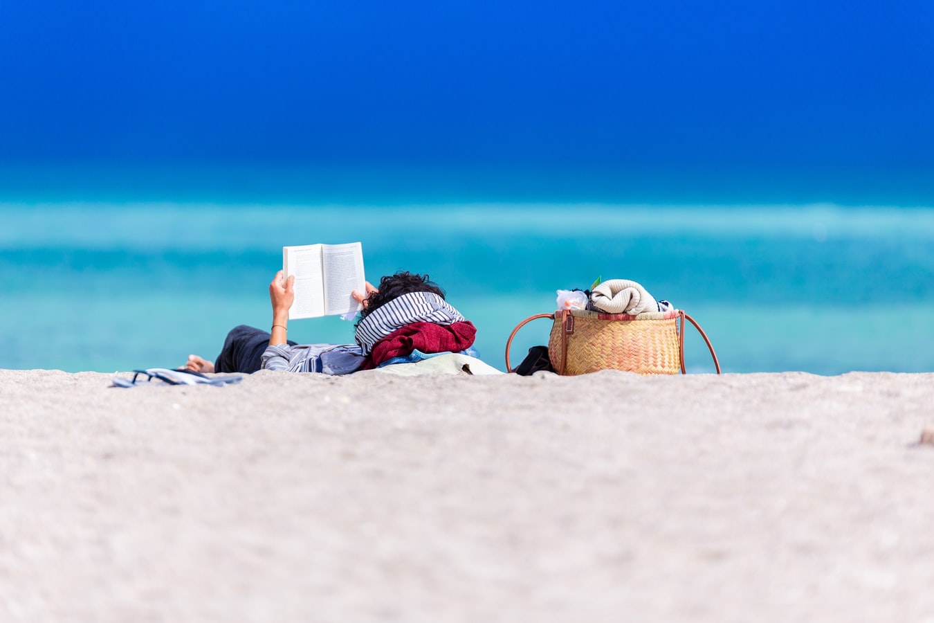 Libri, consigli su cosa leggere in estate (al mare o in casa)