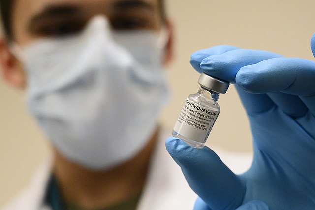 Vaccini, lo studio UK: “La protezione contro il Covid cala entro sei mesi”