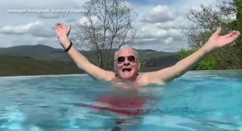 Anthony Hopkins in piscina canta “Bella ciao” e urla “sono italiano” – VIDEO