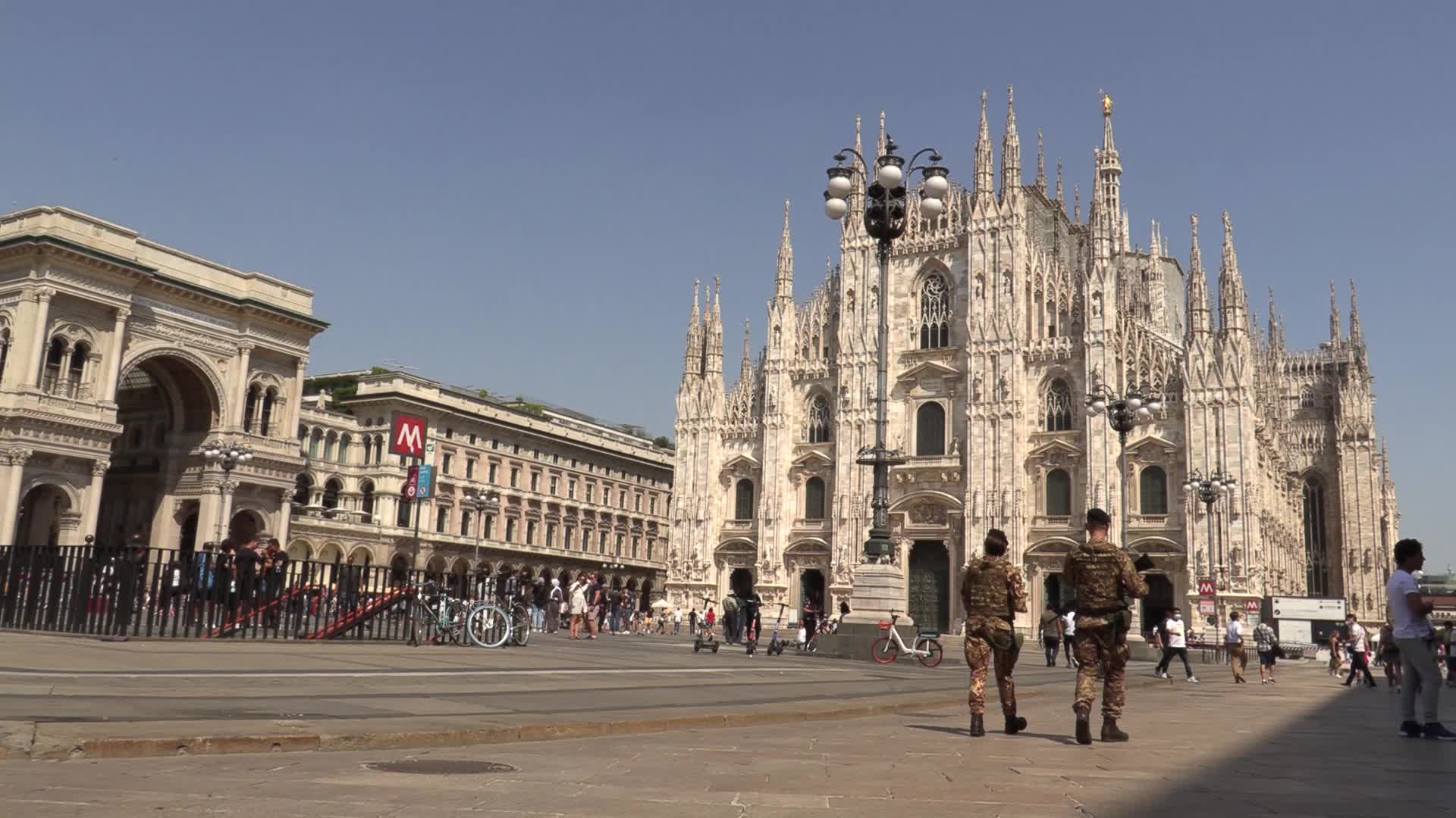 Ferragosto di fuoco a Milano: turisti alla fontana di Piazza Castello - VIDEO