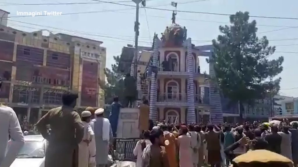 Afghanistan, a Jalalabad talebani sparano in aria per disperdere manifestanti