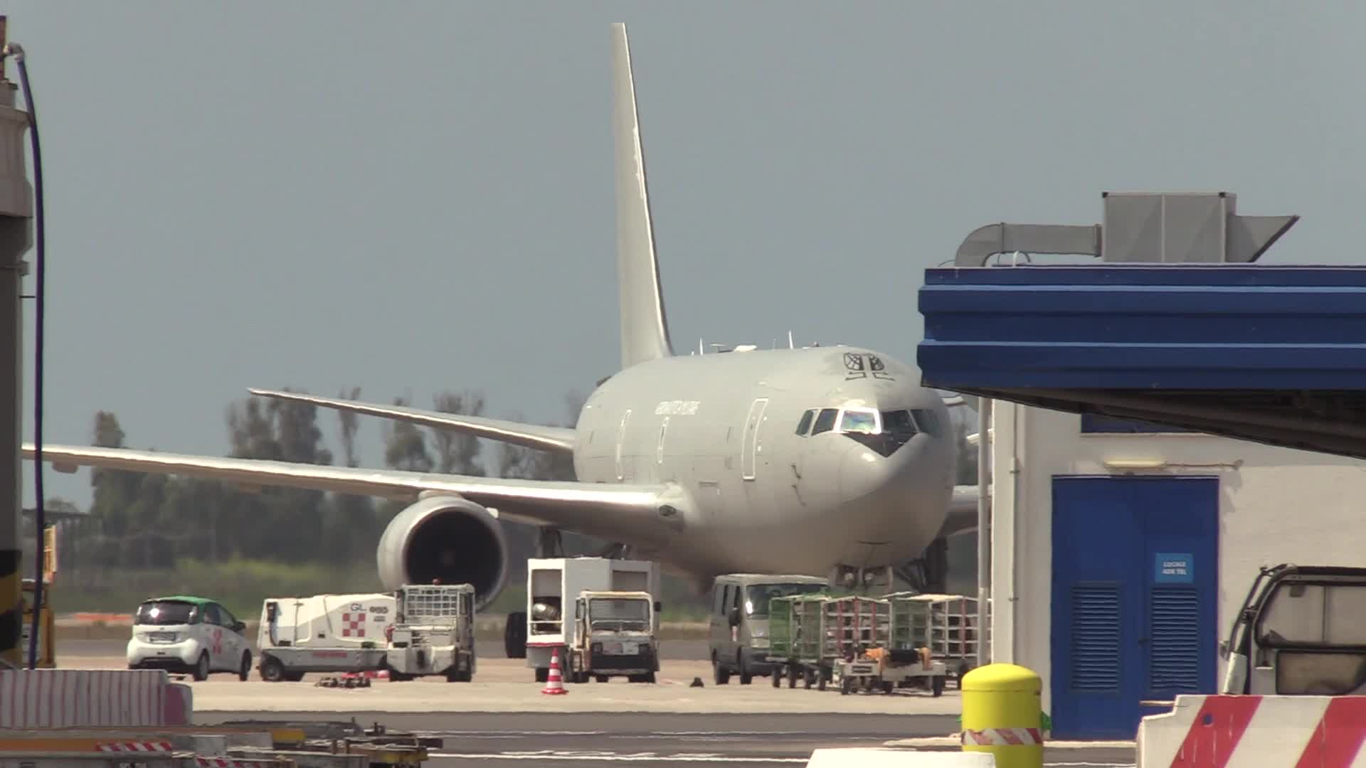 Talebani, accesso all’aeroporto di Kabul solo a stranieri