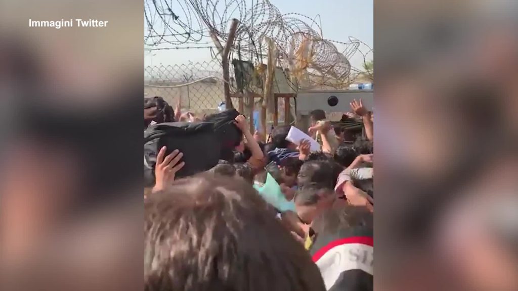 Afghanistan, bambini vengono passati ai militari all'aeroporto di Kabul - VIDEO