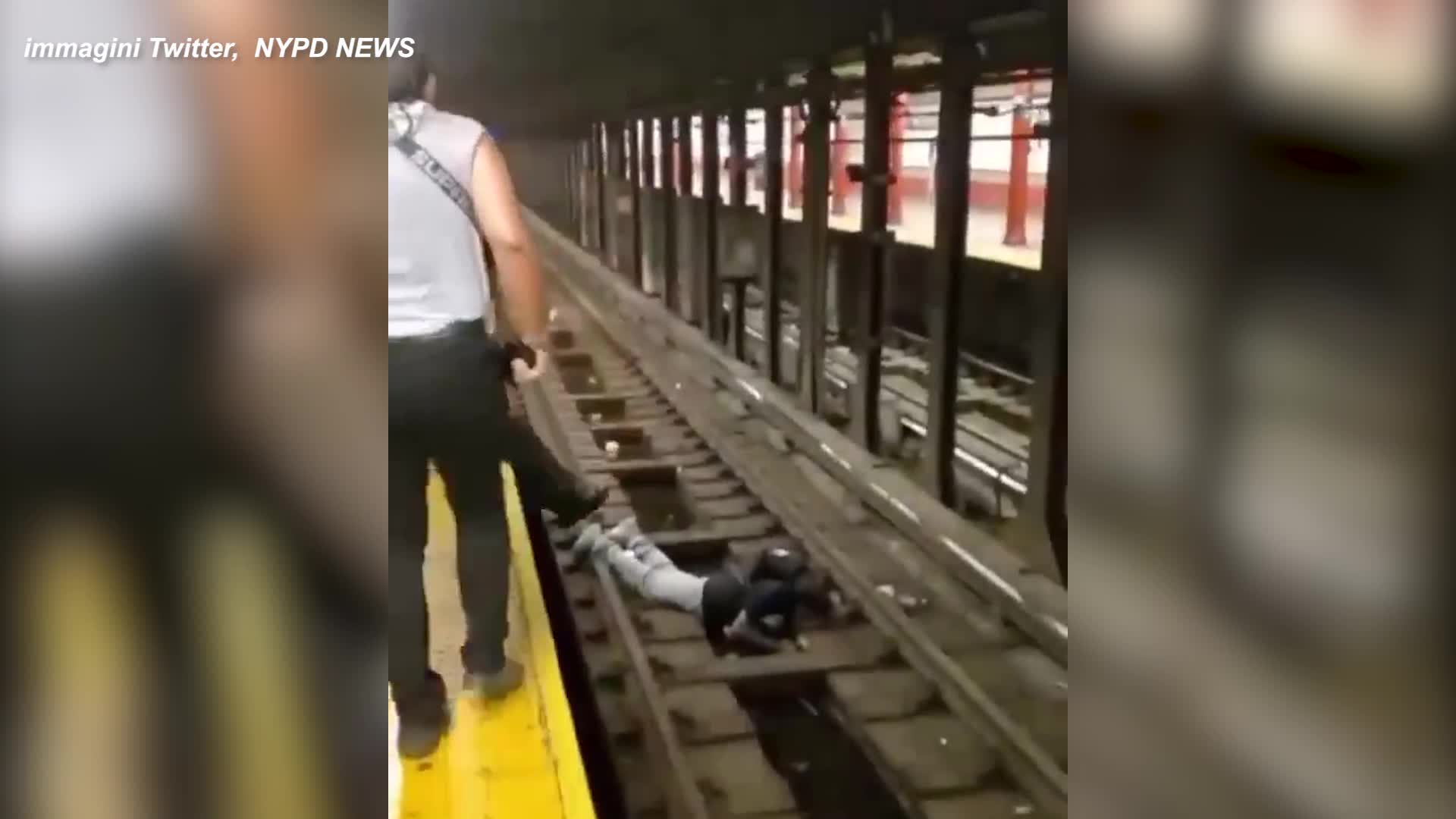 New York, poliziotto salva uomo caduto sui binari della metropolitana
