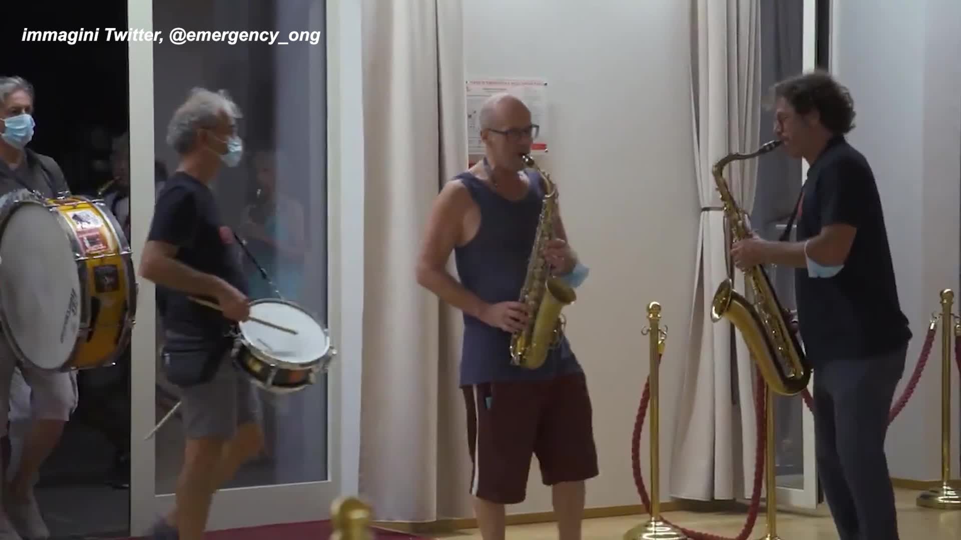 Gino Strada, la Banda degli Ottoni a Scoppio suona "Bella ciao" in camera ardente