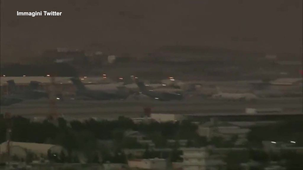 Afghanistan, esplosione all'aeroporto di Kabul: si solleva una nube di polvere