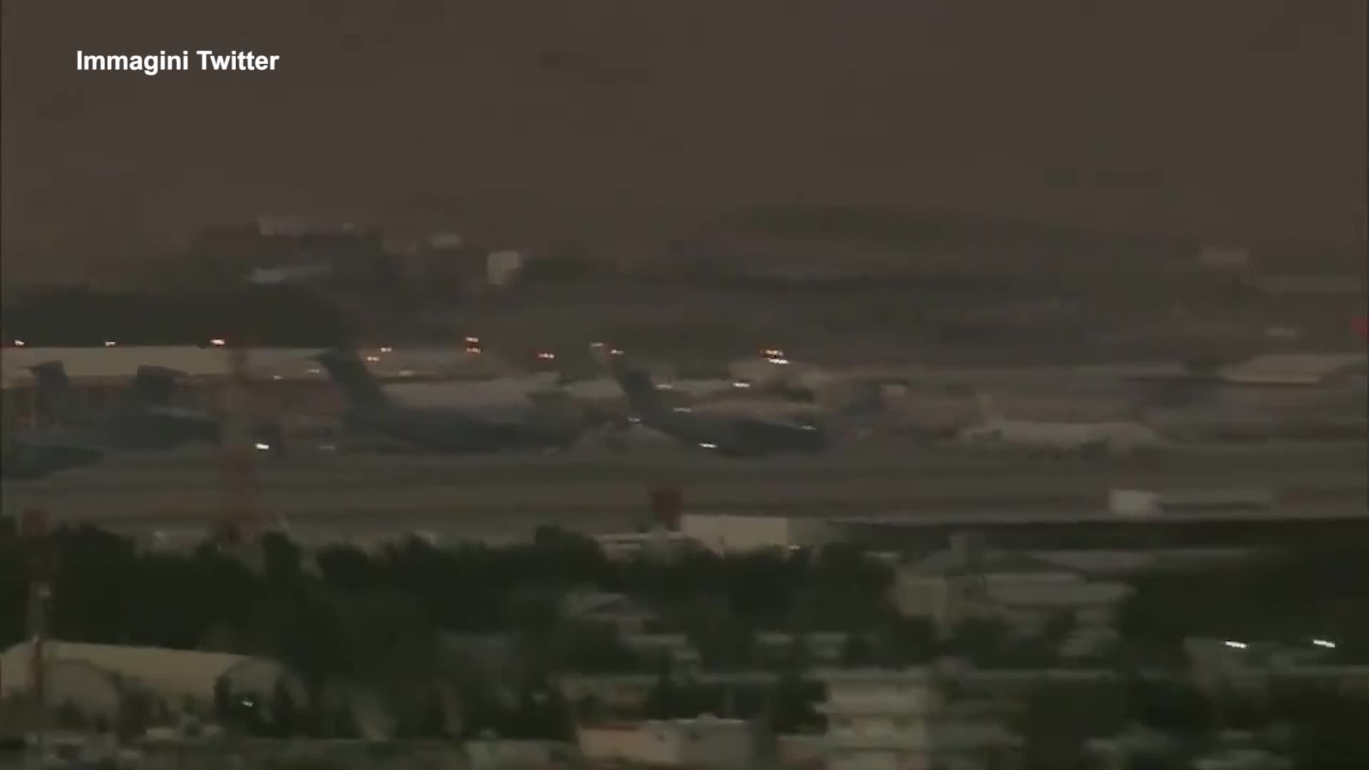 Afghanistan, esplosione all'aeroporto di Kabul: si solleva una nube di polvere