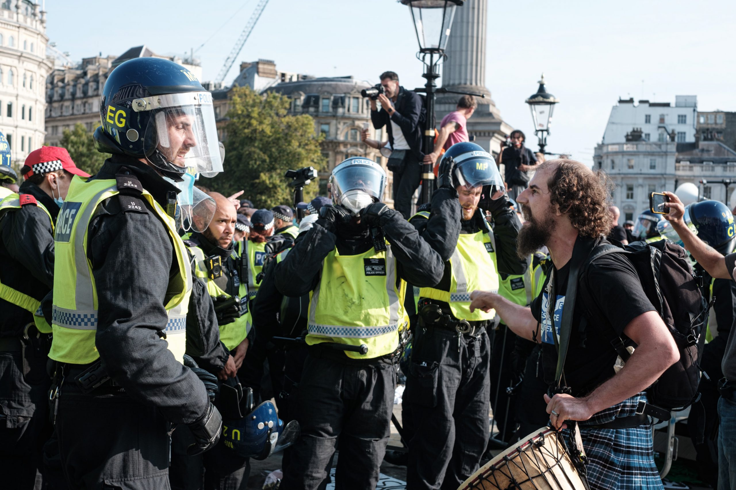 Londra, manifestanti no vax assaltano sede della Bbc