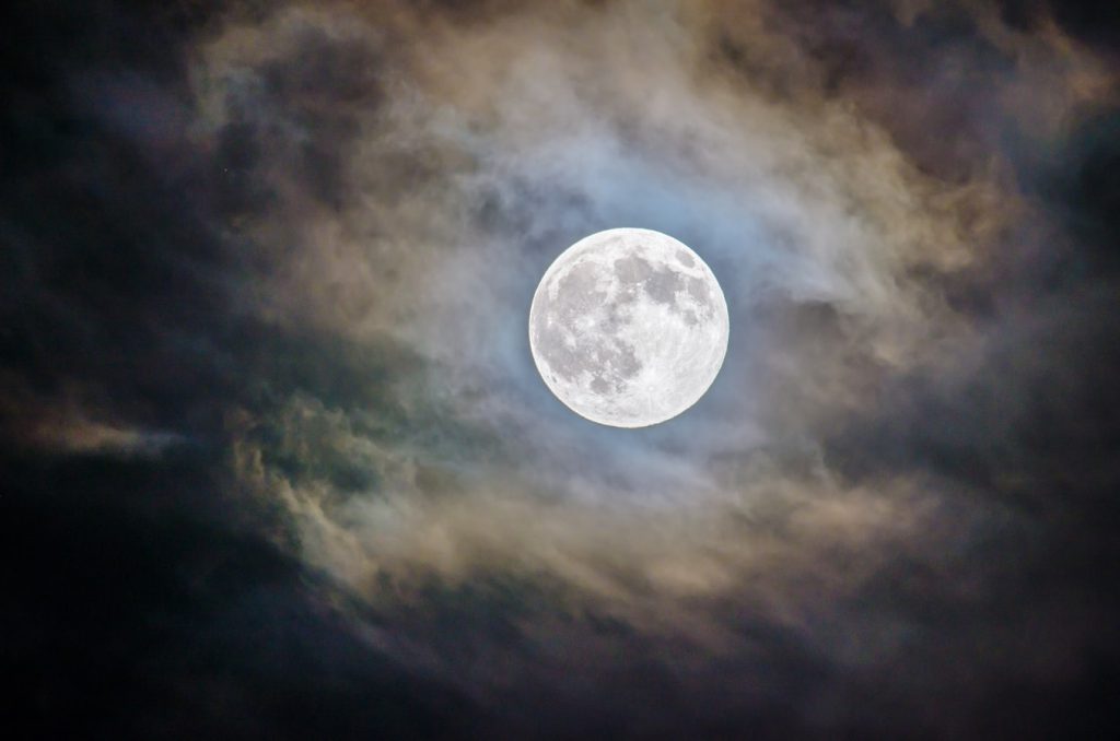 Luna blu il 22 agosto: quando è possibile ammirarla veramente di quel colore