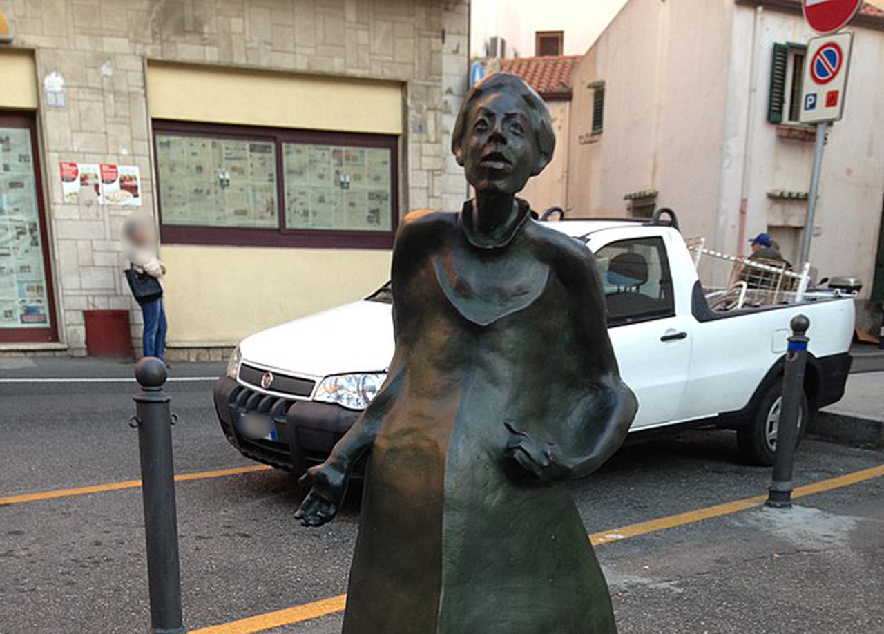 A Milano la prima statua dedicata a una donna. Ma in Italia sono chimere