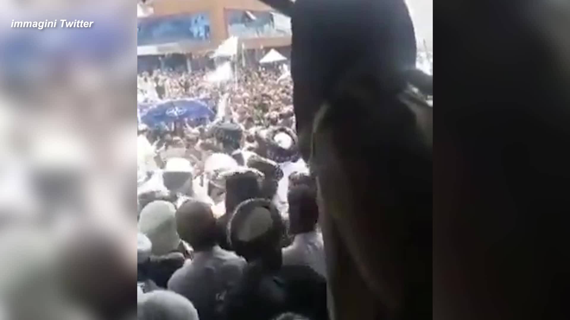 Talebani inscenano funerale con bare ricoperte da bandiere Usa - VIDEO