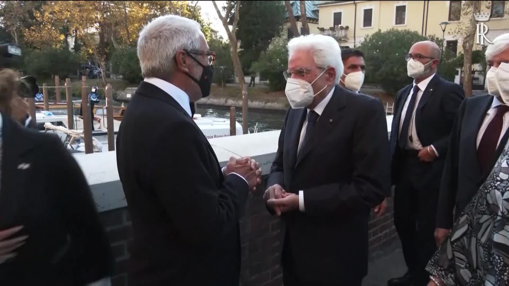 Festival di Venezia, la lunga standing ovation per Sergio Mattarella - VIDEO