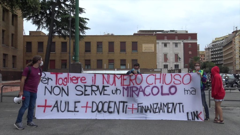Medicina, proteste contro numero chiuso: al via i test di ammissione