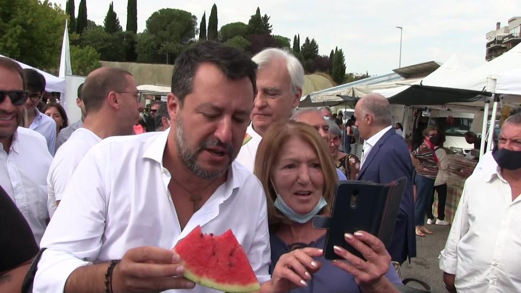 Comunali Roma, Salvini al fianco di Michetti al mercato di Labaro