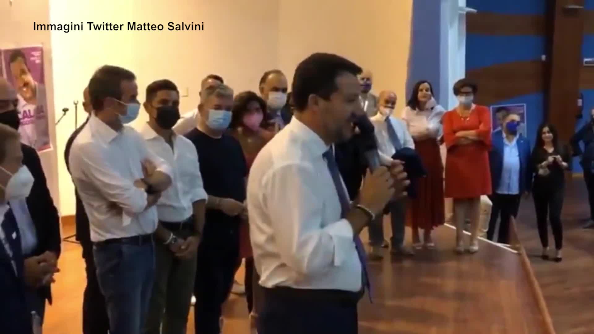 Vaccini, Salvini: "Ho fatto la seconda dose, sono tranquillo... credo"