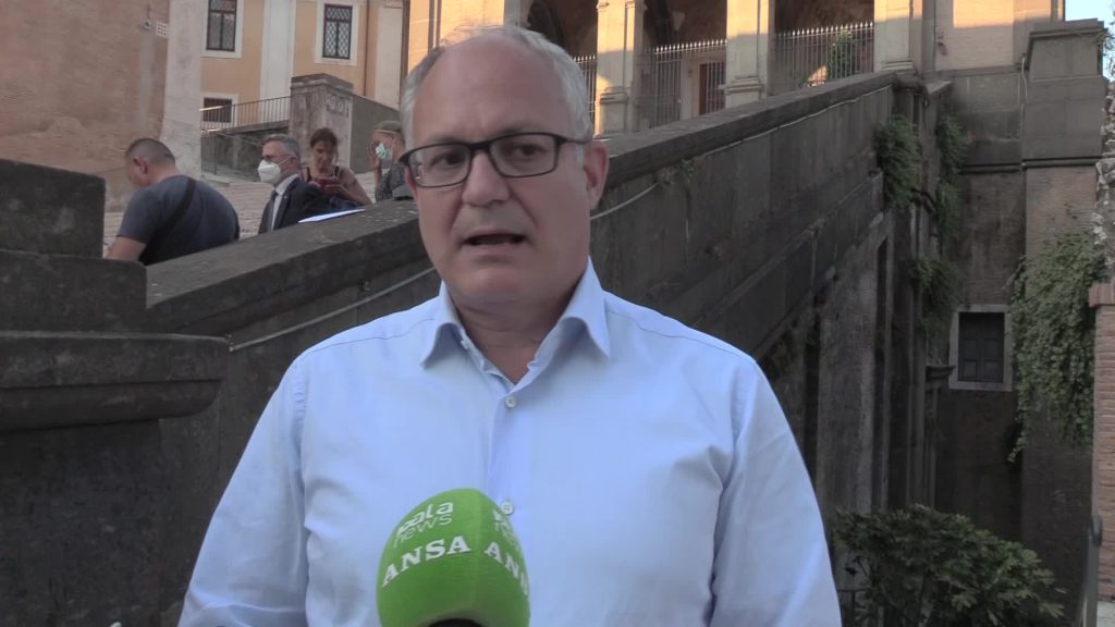 Roma, Gualtieri alla chitarra durante l'evento di 'Tutta green la città'